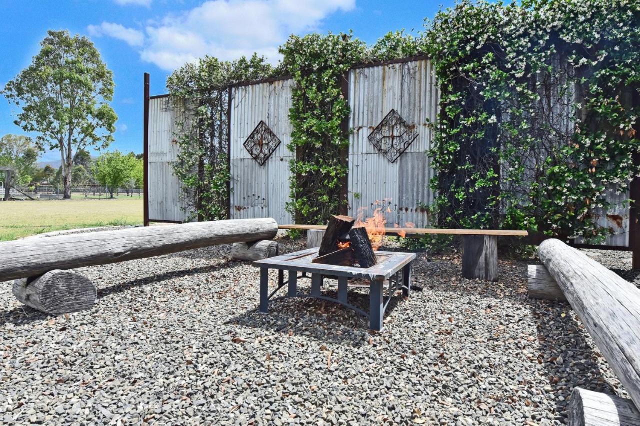 Kulang Lodge in charming Broke with Large Swim Spa and games room suits up to 8 guests - B&B