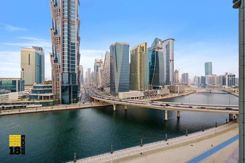 B&B Dubai - Canal & Race Course View 1BD Noora Tower 1 - Bed and Breakfast Dubai