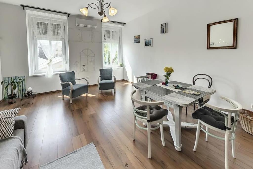 Bright sunny apt at Keleti station,near citycenter - B&B Budapest