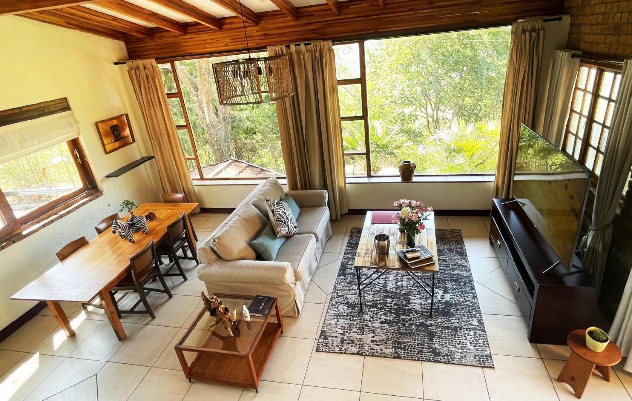 B&B Johannesburg - Tsakani Happiness, Elephant Hideaway - Luxury Apartment, Plunge Pool, Workspace, Solar - Johannesburg - Bed and Breakfast Johannesburg