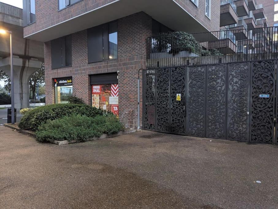Premium Offers l Last-Minute Deal l Remigro Short Lets l 1 Bed Flat l Royal Docks l London City Airport & Excel l 2 Bed Apartment St Albans l Family Friendly l Near Bus Stop l City Centre l Book Today with Remigro - B&B