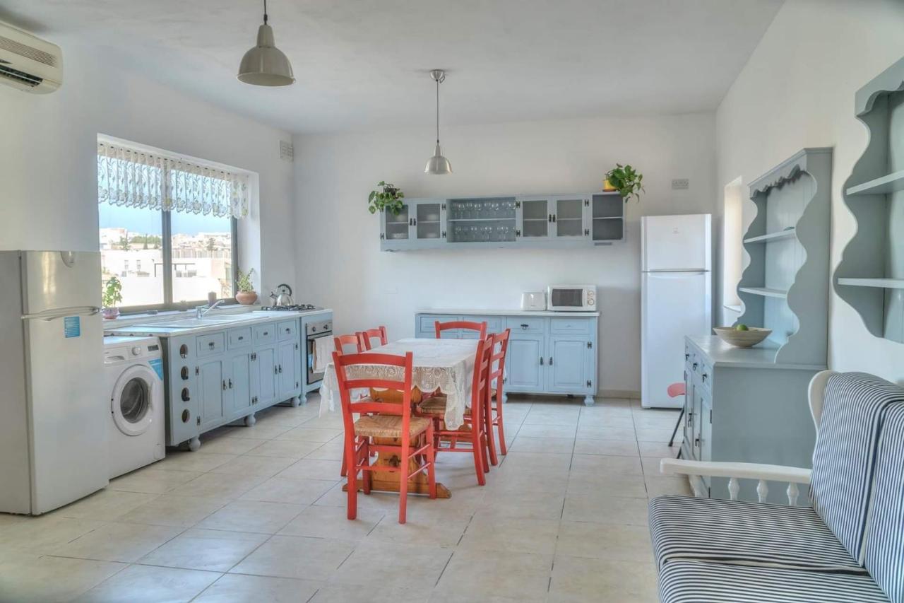 Double bedroom with ensuite in spacious corner apartment - B&B