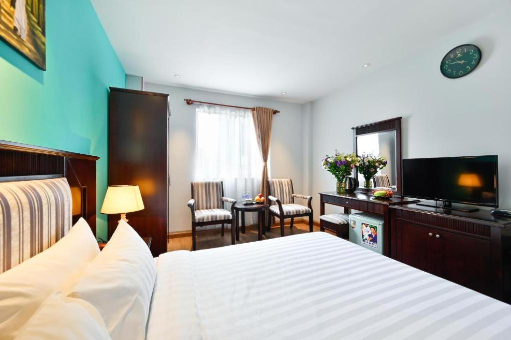 B&B Ho Chi Minh City - Cherry Hotel - 8A/8D, 2 Thai Van Lung, Quận 1 - by Bay Luxury - Bed and Breakfast Ho Chi Minh City