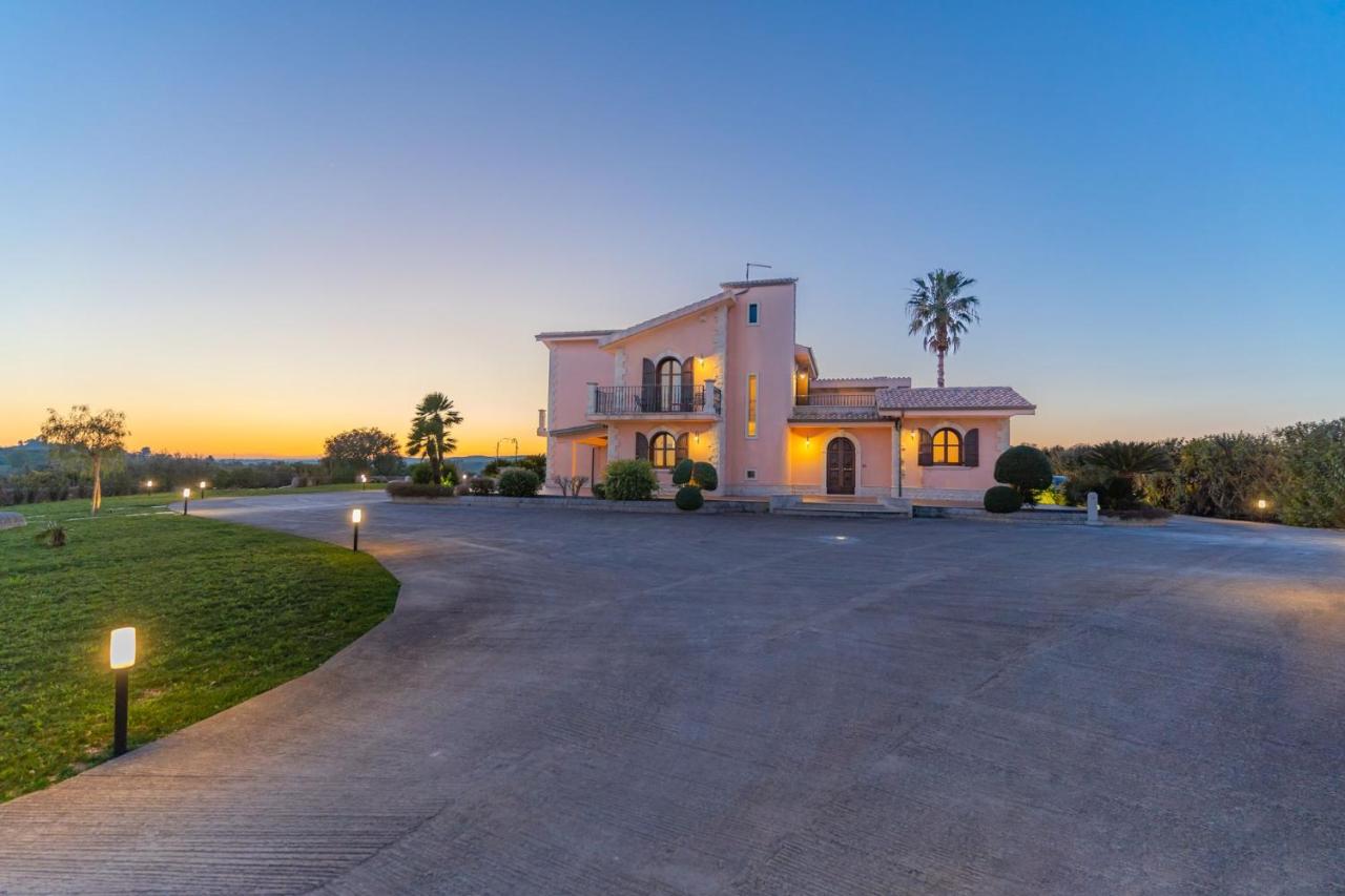 House Nicasia: villa con piscina - B&B Ragusa
