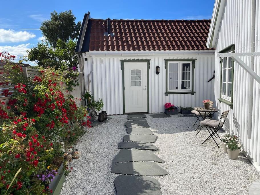 B&B Larvik - Idyllisk lite anneks med enestående uteplass - Bed and Breakfast Larvik