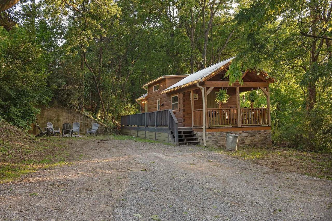 B&B Chattanooga - Thomas Cabin Forest Tiny Cabin With Hot Tub - Bed and Breakfast Chattanooga