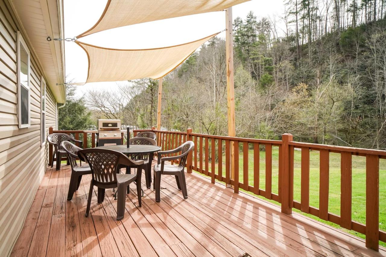 B&B Sevierville - Sevierville Home with Hot Tub about 4 Mi to Dollywood! - Bed and Breakfast Sevierville