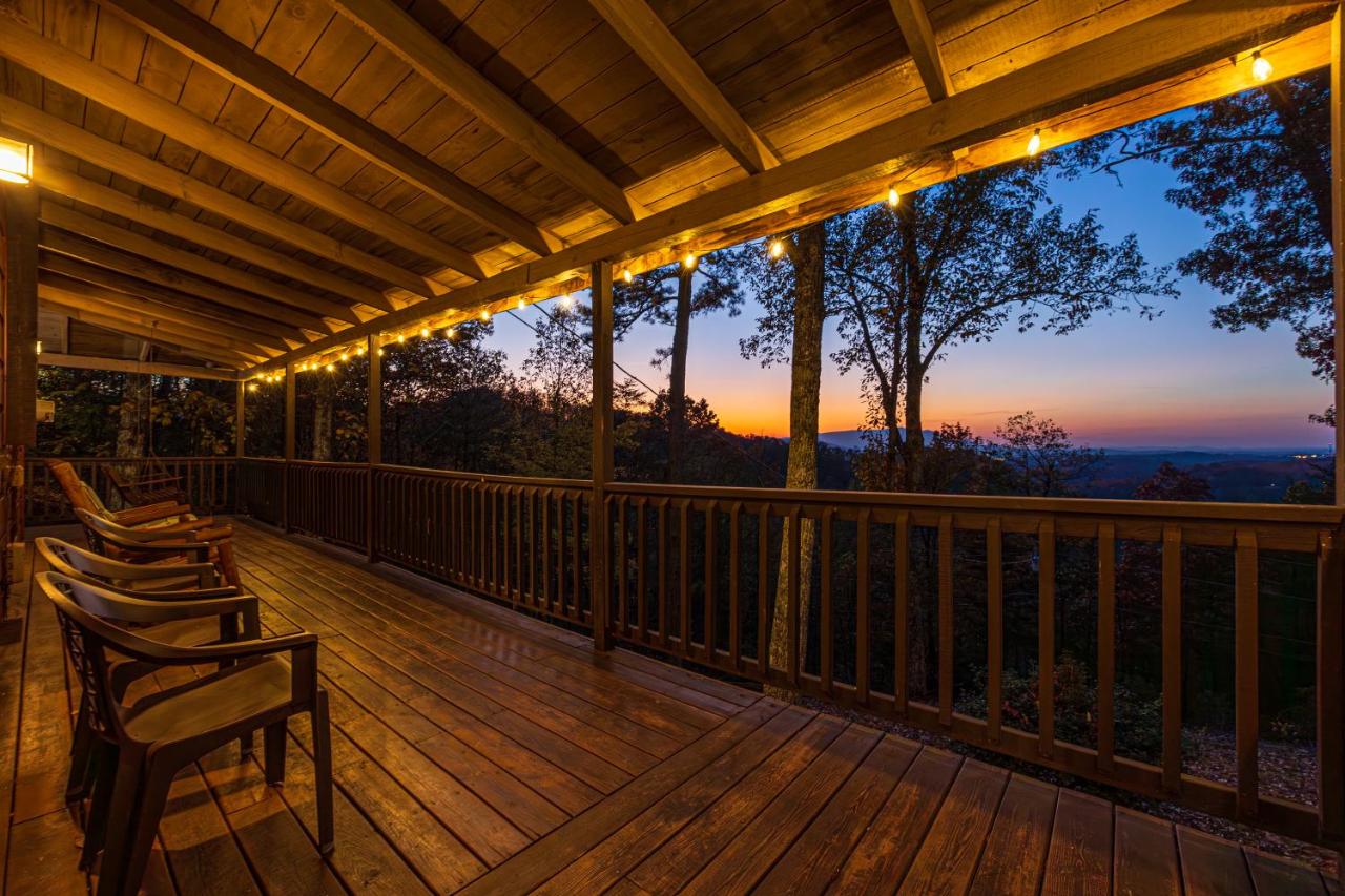 B&B Sevierville - King Beds, VIEWS, Fire Pit, Spa, No Fees, New, Private, Games - Bed and Breakfast Sevierville