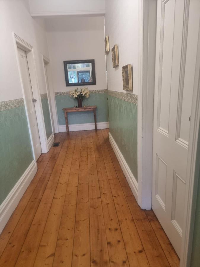 Large bedroom with twin beds and private bathroom - Ferienwohnung Oakleigh