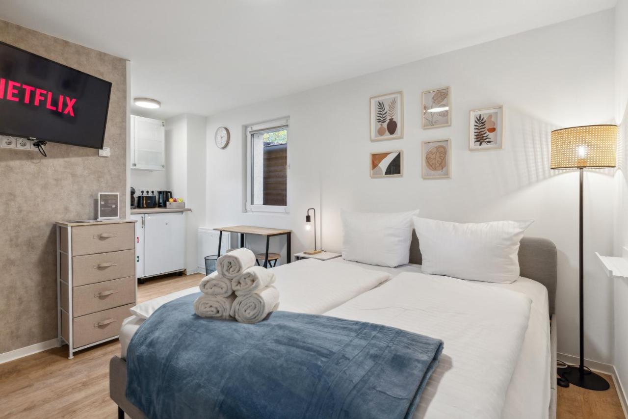 B&B Eichwalde - Vorstadtoase - Apartment für 2 Personen mit Smart TV, Parken, eigenen Bad, Netflix - Nähe BER - Bed and Breakfast Eichwalde