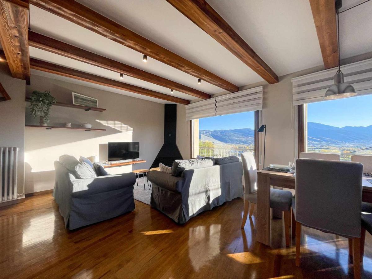 Apartment with Mountain View