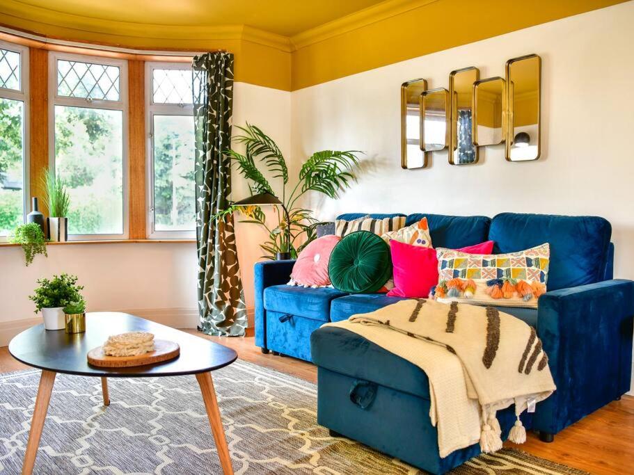 Stylish 3 Bed Home with Parking! - B&B