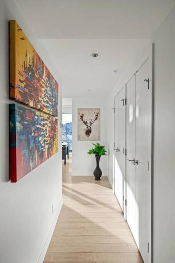Luxury Apartment on the 9th Floor near Stampede, Complimentary Wine, 2 Car UG Parking - B&B