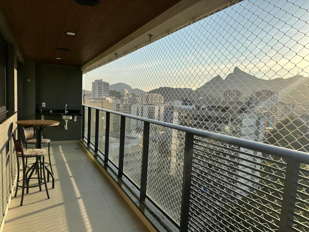 B&B Rio de Janeiro - APARTAMENTO NO FLAMENGO, ANDAR ALTO, SUPER VENTILADO, PRÓXIMO À PRAIA COM VARANDA ESPAÇOSA E INCRÍVEL VISTA DO CRISTO REDENTOR - Bed and Breakfast Rio de Janeiro