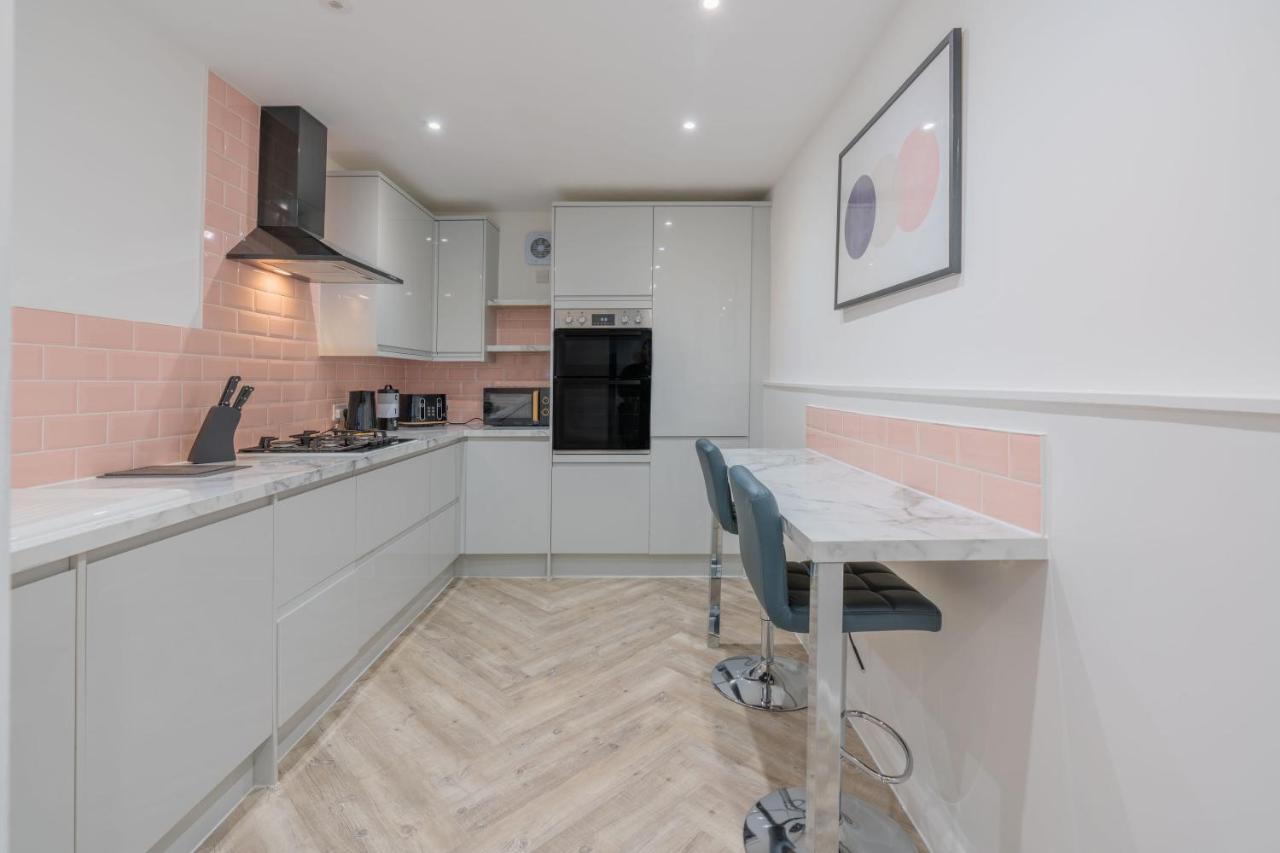 4 Bedroom House by Primal Estates Short Lets in Brighton - B&B The City of Brighton and Hove