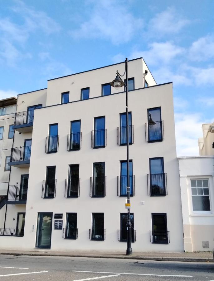 Charles Hope Staines Riverside - Ferienwohnung