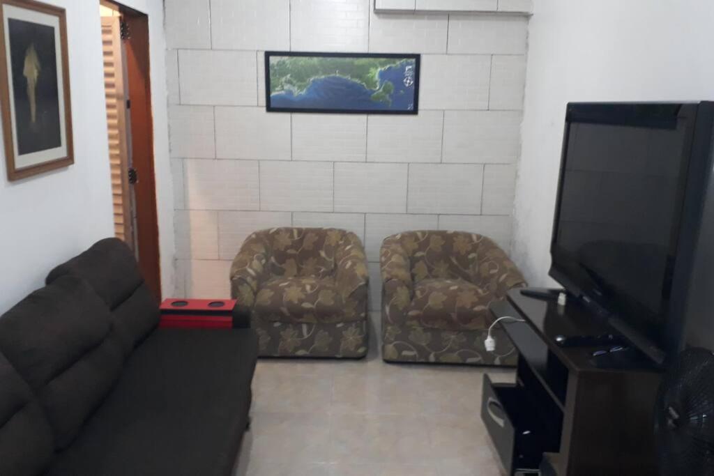 Casa a 5 minutos a pé da Praia da Enseada! - B&B