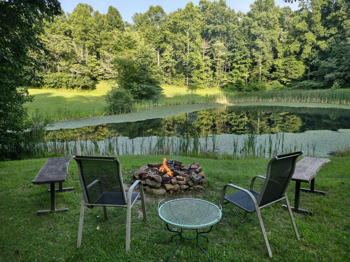 Peaceful Tiny Bungalow Water View Hot Tub - B&B Laurelville