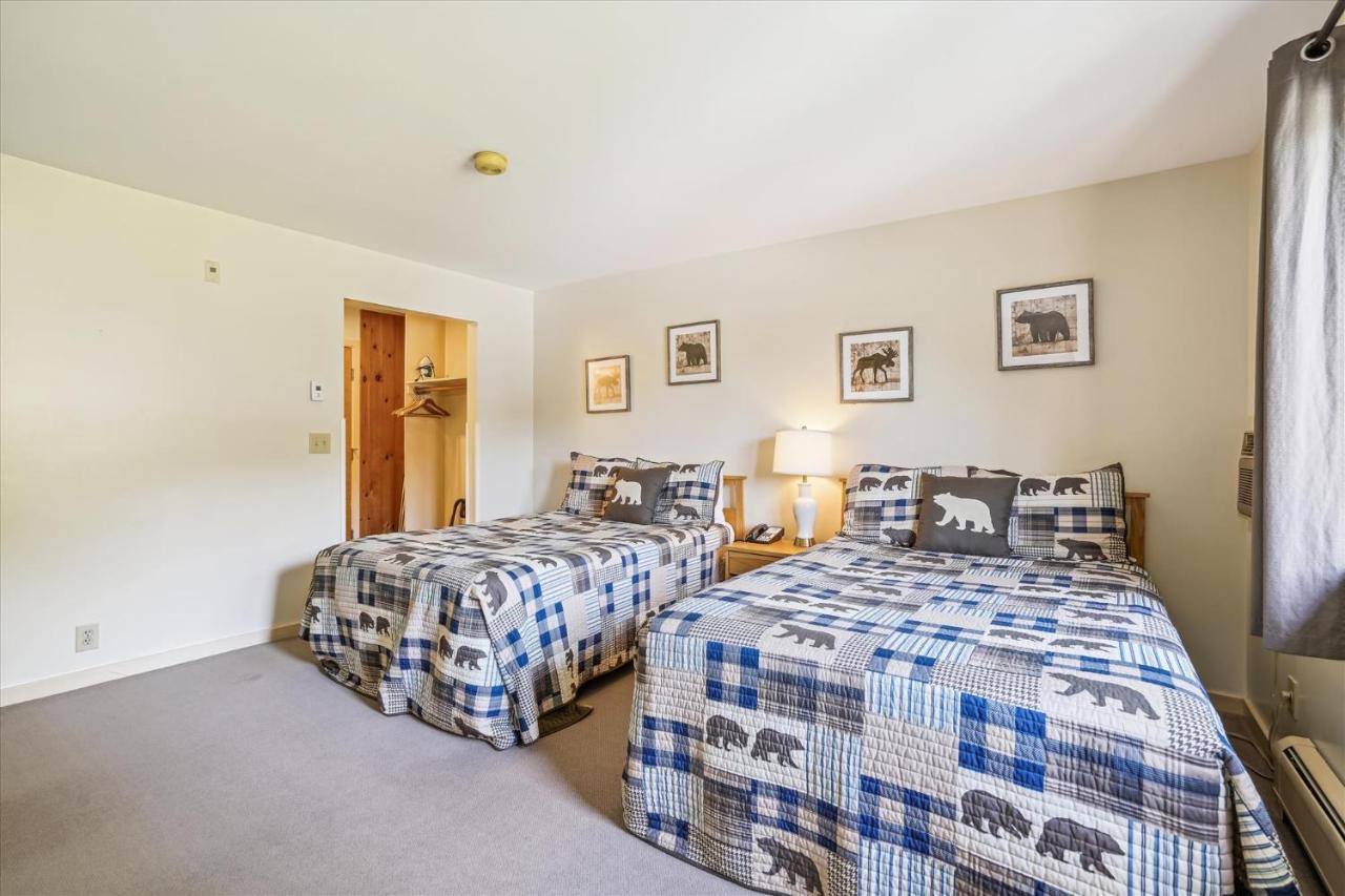 B&B Killington - Cedarbrook Two Double bed Hotel Room with outdoor heated pool 216 - Bed and Breakfast Killington