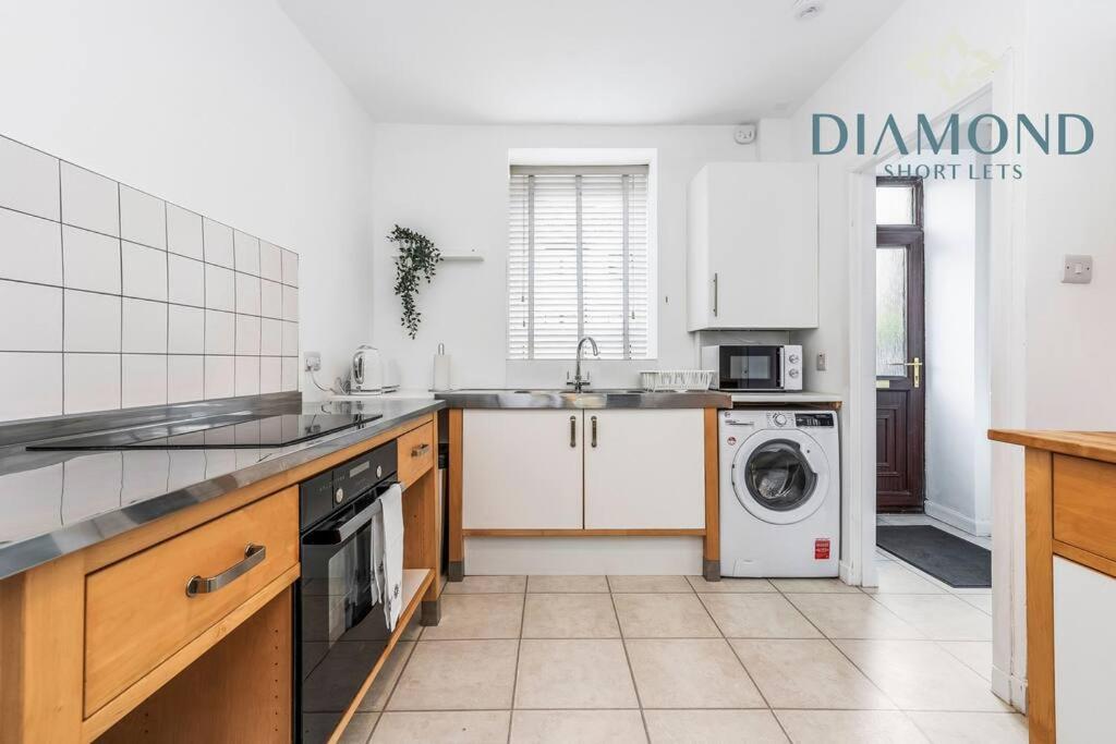 FOUNDRY - 2 Bedrooms, Fully Equipped, Free Parking, WiFi, FAVOURITE for Contractors, Long Stays Welcome, Food, Bars, Shops by Diamond Short Lets - Chambres d'hôtes Dunfermline
