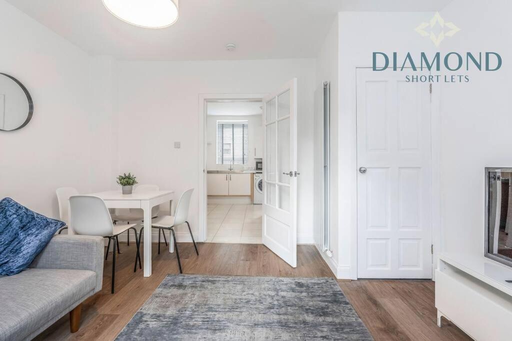 FOUNDRY - 2 Bedrooms, Fully Equipped, Free Parking, WiFi, FAVOURITE for Contractors, Long Stays Welcome, Food, Bars, Shops by Diamond Short Lets - Chambres d'hôtes Dunfermline