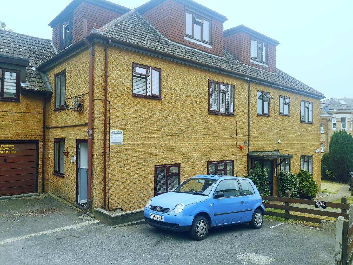 Bright and Stylish 2 Bedroom Apartment Bournemouth Town Centre Apartment Sleeps 5 Free Parking - B&B