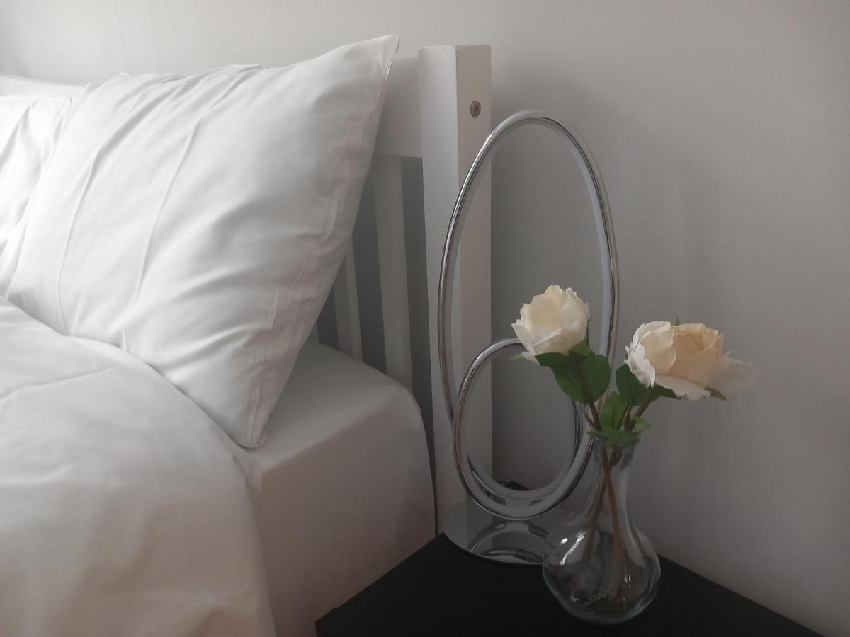 Twin home with free parkings, Surbiton, Kingston upon Thames, Surrey, Greater London, UK! - B&B