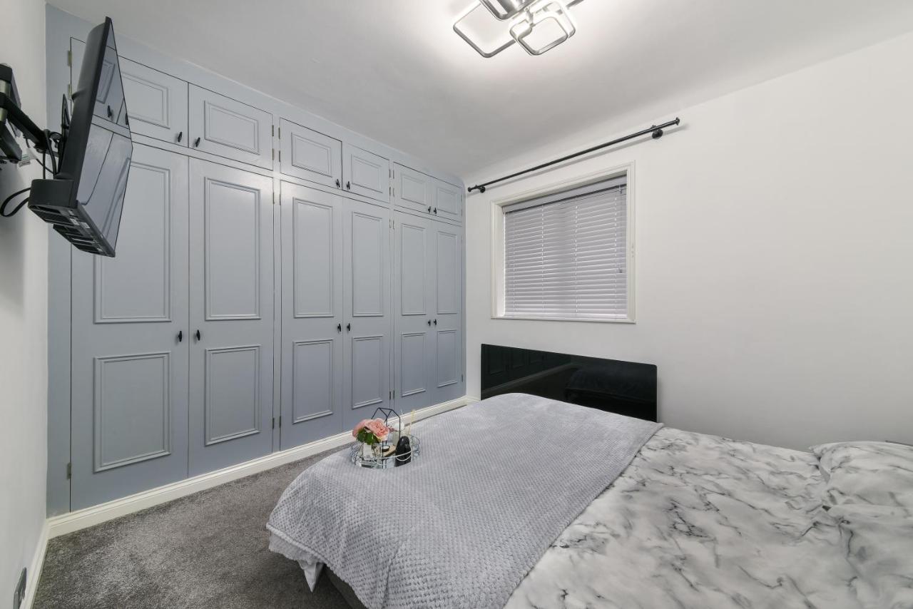 B&B London - Bromley Palace - Entire 2 Bed House - Free Parking - Self Check-in - Bed and Breakfast London