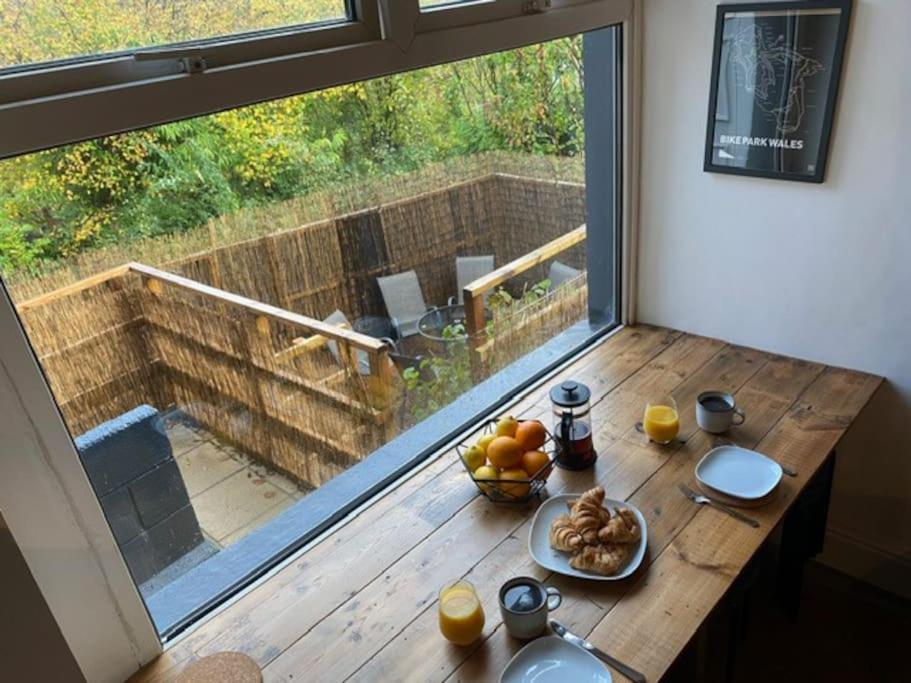 Brooklands House, Visit Wales, secure bike storage, Bike Park Wales - Chambres d'hôtes Troedyrhiw