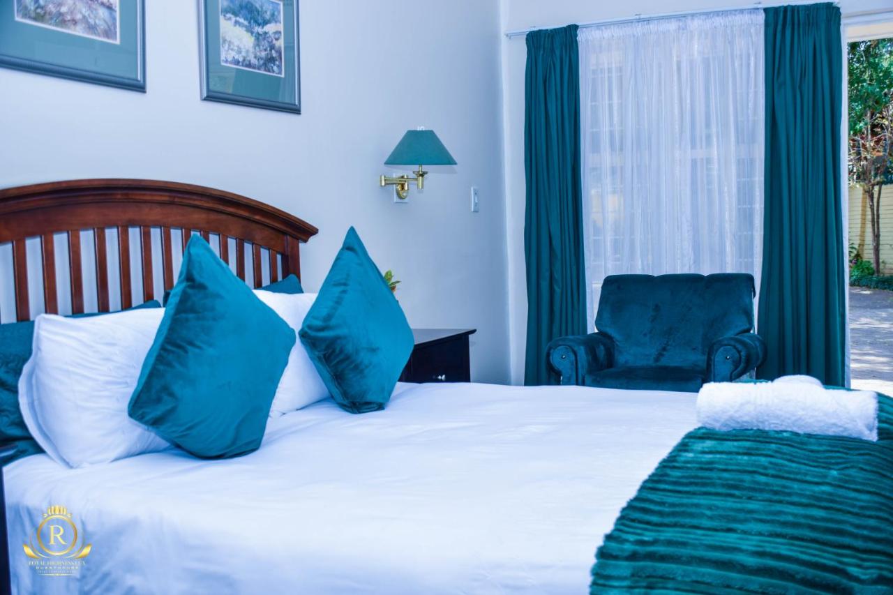 B&B Carletonville - Royal Highness Lux Guesthouse - Bed and Breakfast Carletonville