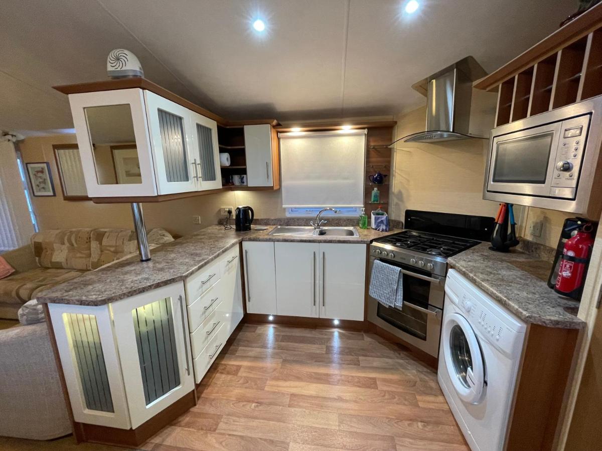 B&B Forfar - 7 Rannoch Row, lovely holiday static caravan for dogs & their owners. - Bed and Breakfast Forfar