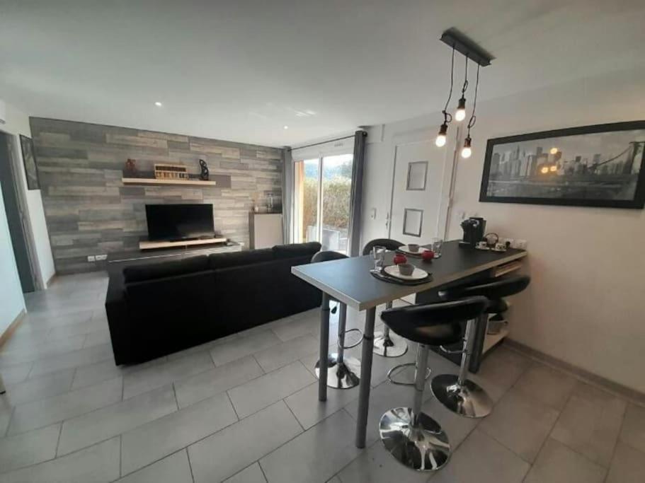 Appartement spacieux &très calme. Spacious & very quiet apartment. - Chambres d’hôtes Carros