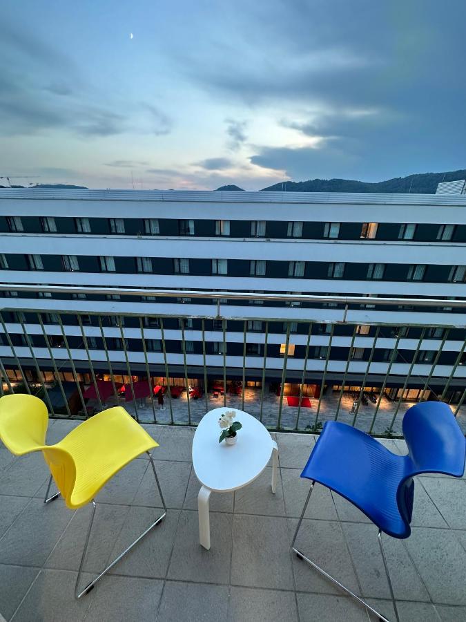 Moderne Wohnung mit 2 Balkonen, Self check-in, Parking - Chambres d’hôtes Graz