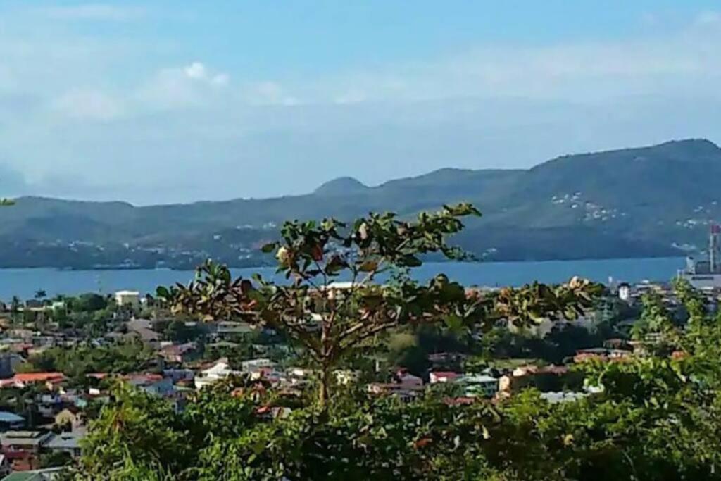 Grand studio Climatisé avec Haut débit et TV TNT - B&B
