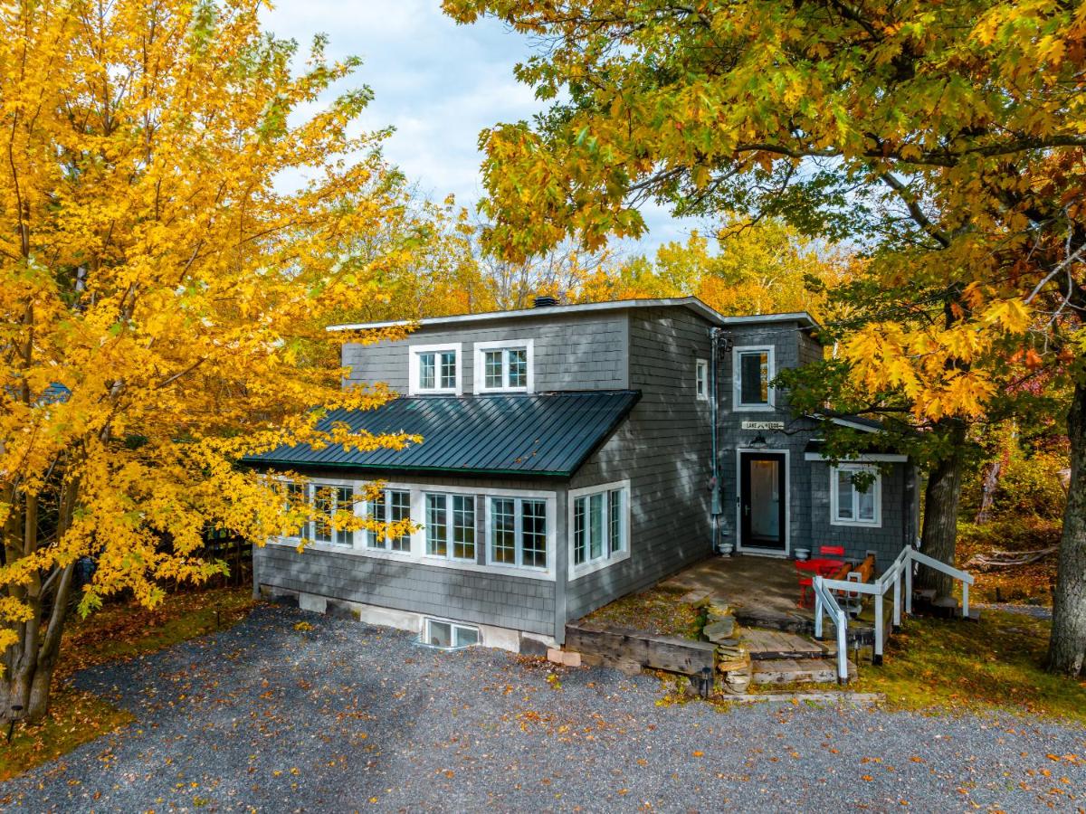 B&B Lac Brome - lacbrome Chalet lake+Terrasse+BBQ+Hot-tub - Bed and Breakfast Lac Brome