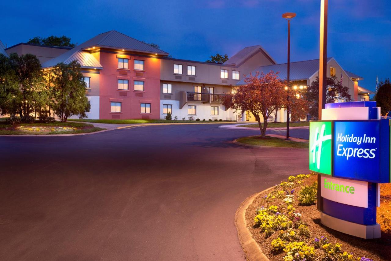 B&B Nashville - Holiday Inn Express Nashville Airport, an IHG Hotel - Bed and Breakfast Nashville