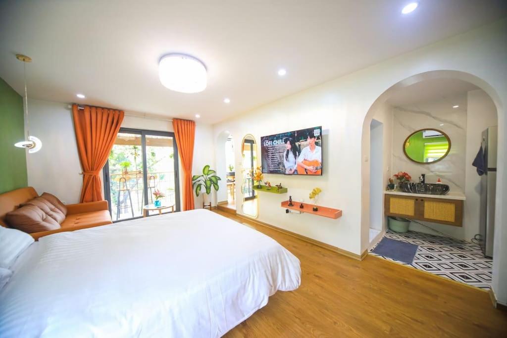 B&B Hanoi - Domino Home with Banlcony Lake View - Bed and Breakfast Hanoi