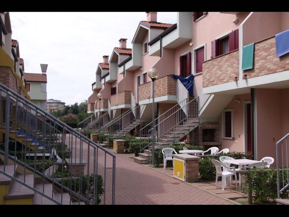 Relax and enjoy your stay in Rosolina by the pool - B&B Rosapineta