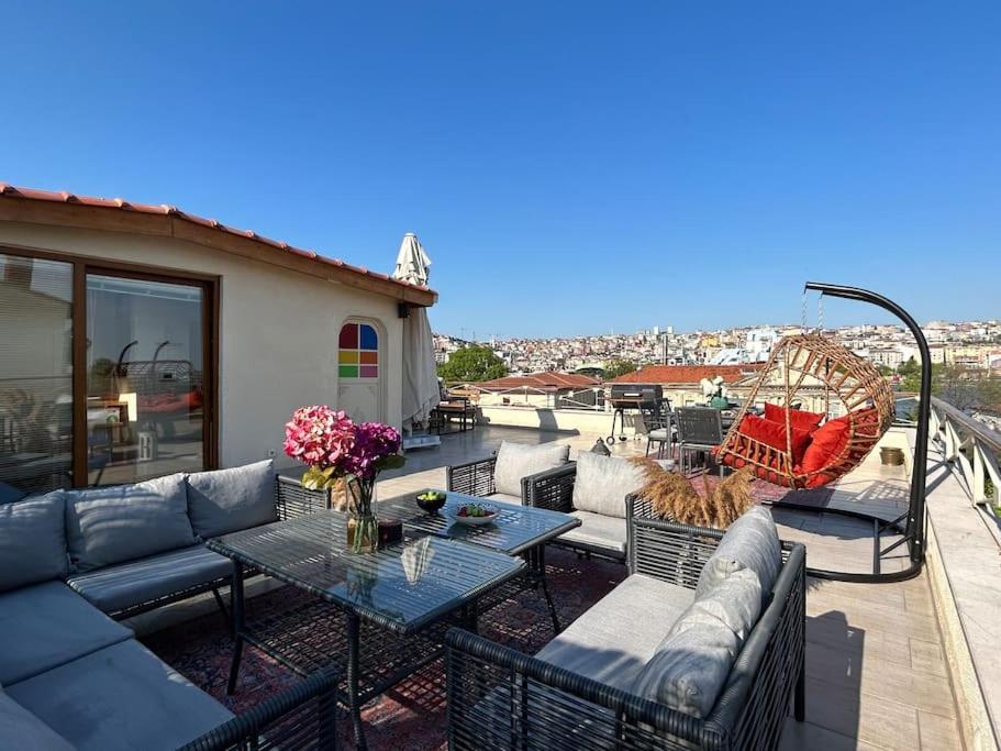 Waterfront Villa by the Tram - Private Terrace with Dome & Golden Horn View in Fatih - B&B Istanbul