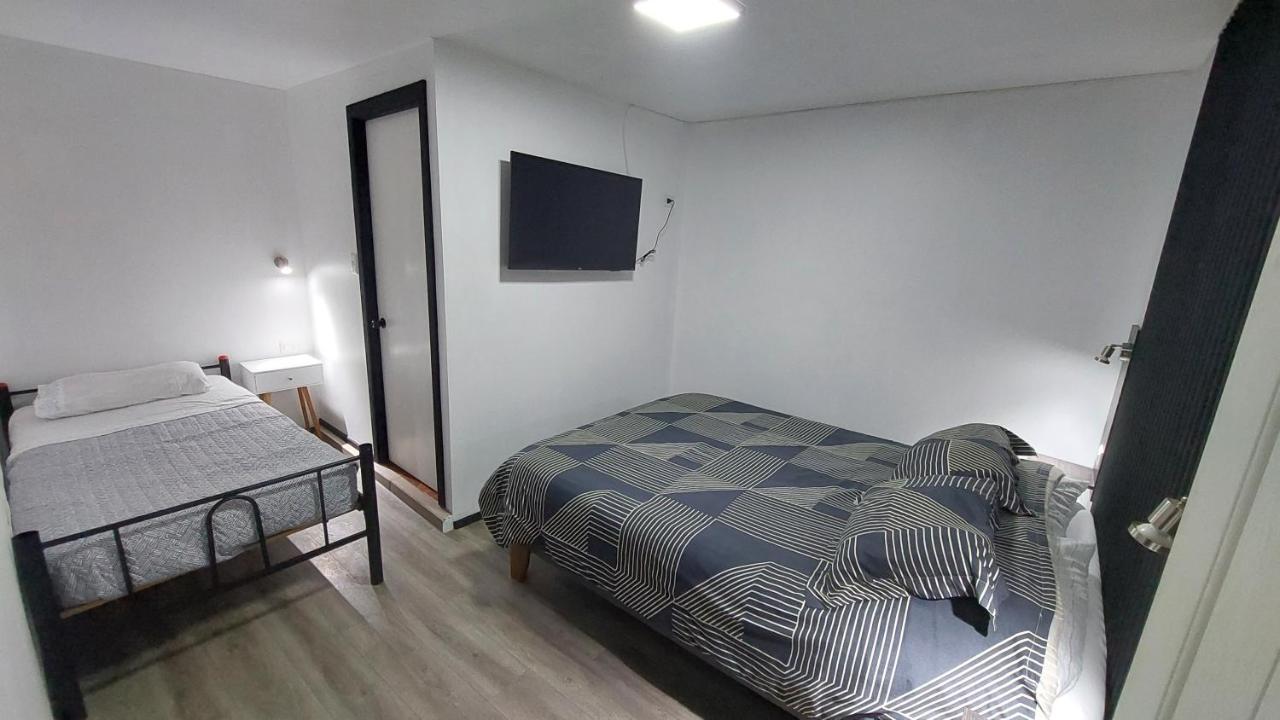 Pieza independiente 2 camas con estacionamiento - B&B