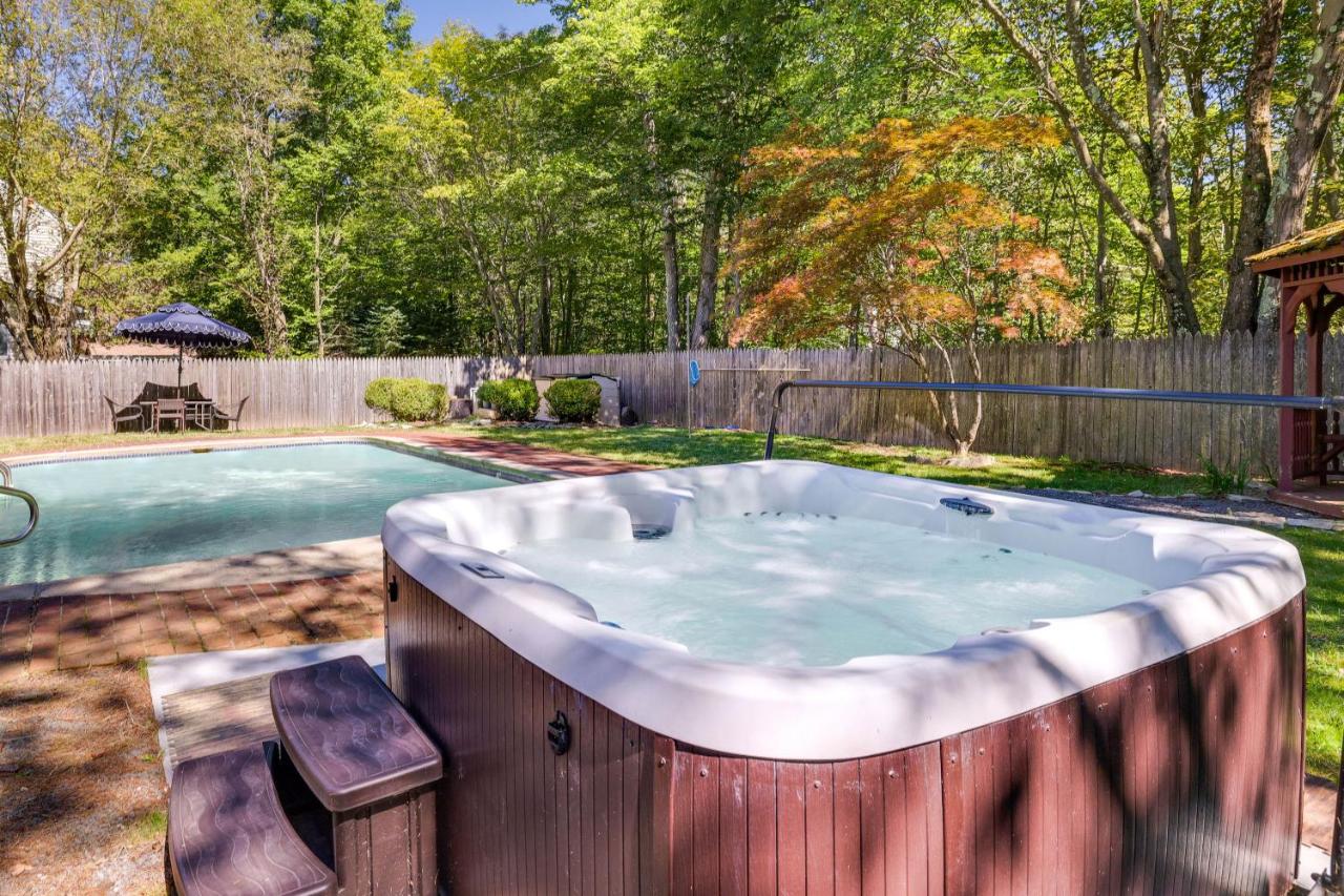 B&B Tobyhanna - Poconos Home Near Lake with Private Pool and Hot Tub! - Bed and Breakfast Tobyhanna