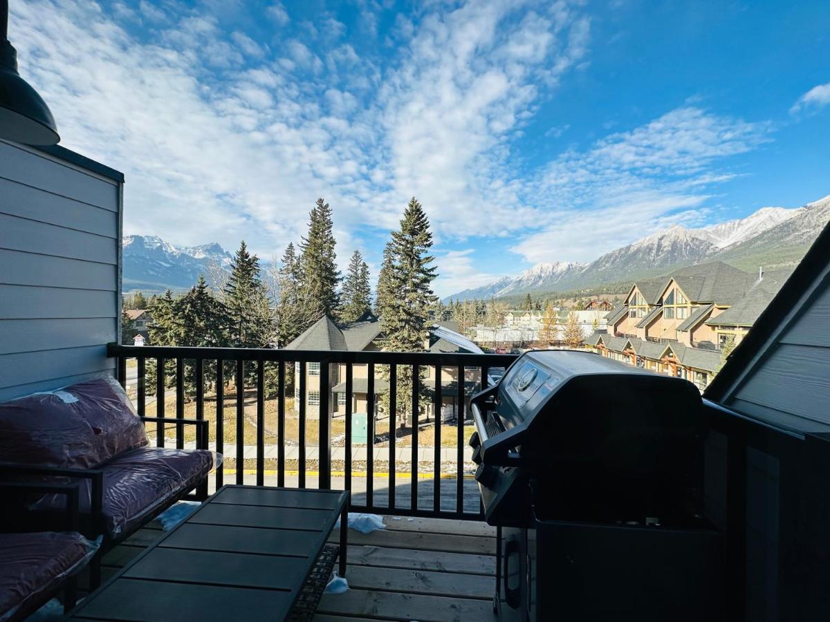 The Canmore Mountain View Retreat with Heated Pool & Hot Tub - B&B Canmore