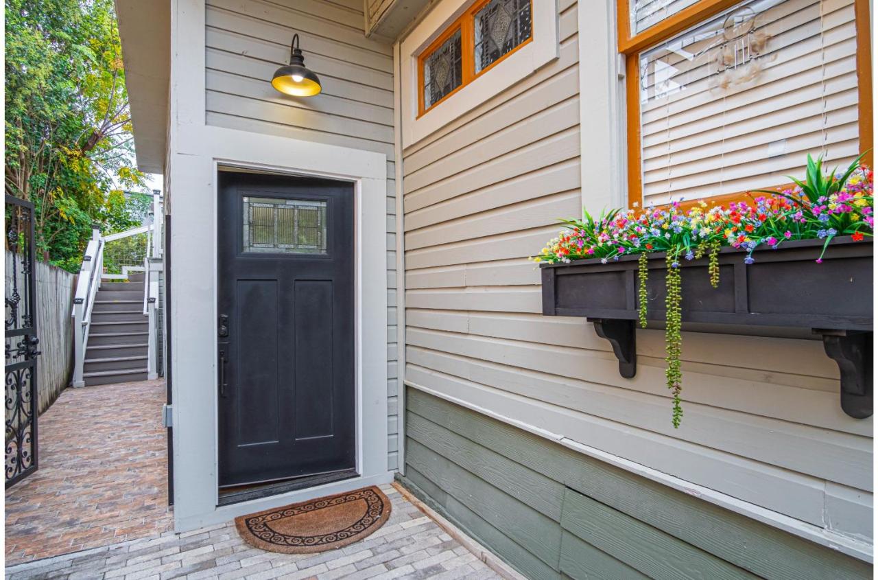 Exquisite Studio Guesthouse Near Downtowns Core - B&B