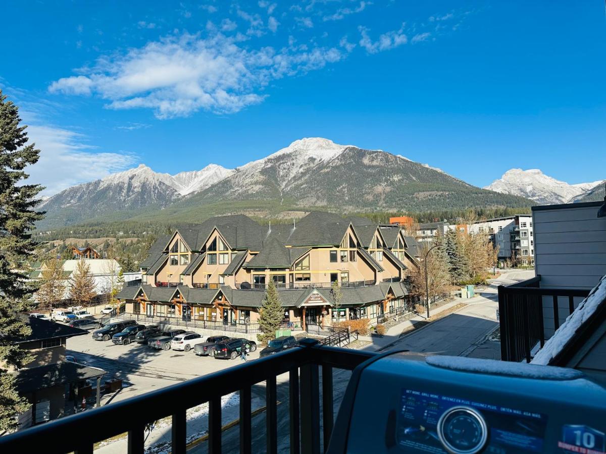 B&B Canmore - Skyline 207- Mountain View Townhouse-AC-Pool-Hot Tub - Bed and Breakfast Canmore