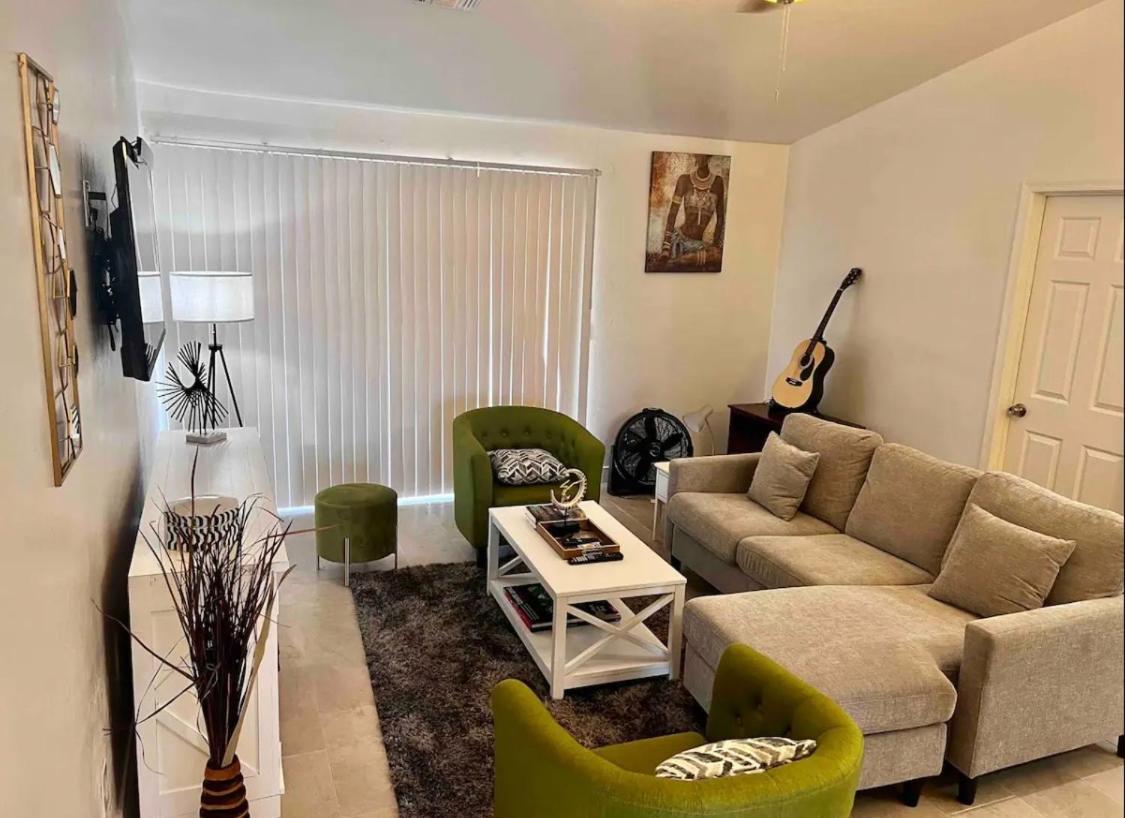 B&B Phoenix - Vernon House - Stunning Cozy Vacation Home Near State Farm Stadium with Gym-Kitchen-Free Parking - Bed and Breakfast Phoenix