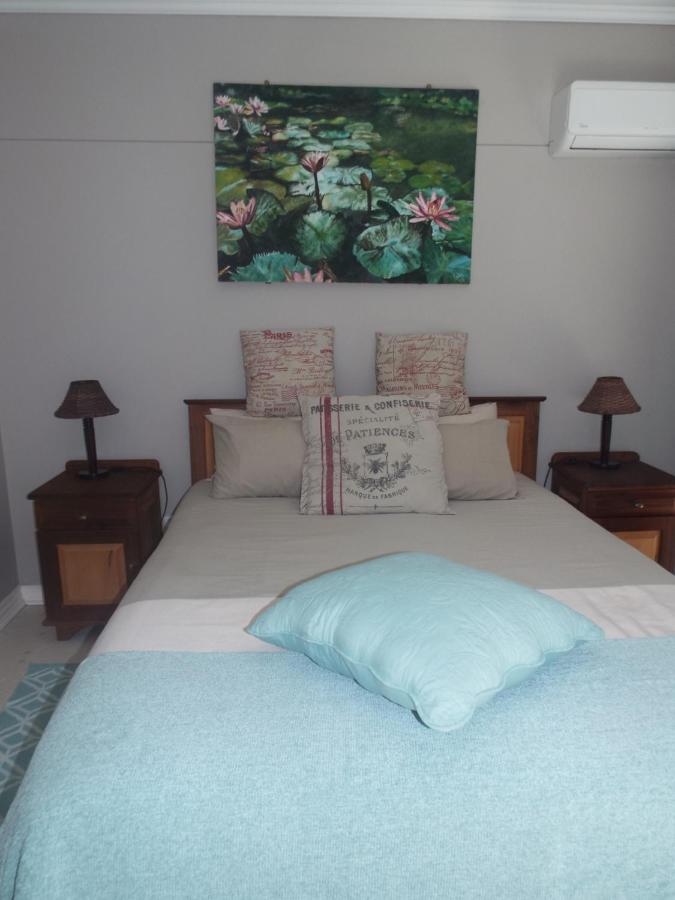 B&B Strand - Modern Comfy 2-Bedroom Self-catering Apartment - 1 minute walk to Strand beach - Bed and Breakfast Strand