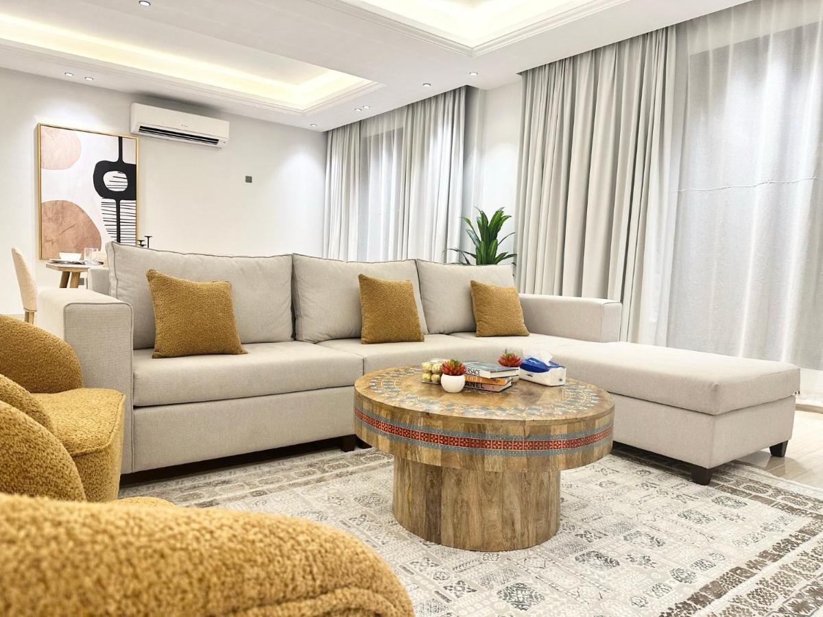 B&B Riyad - Luxurious 3 Bedroom Apartment - 5 minutes to Boulevard - Bed and Breakfast Riyad