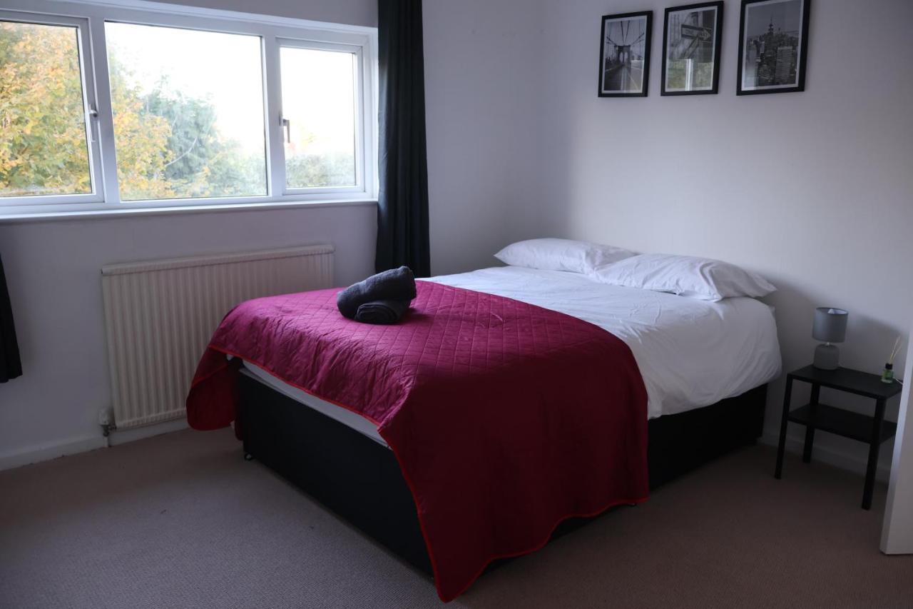 B&B Olton - 4 bedroom cosy home in Solihull by airport Driveway for up to 3 cars perfect for contractors - Bed and Breakfast Olton