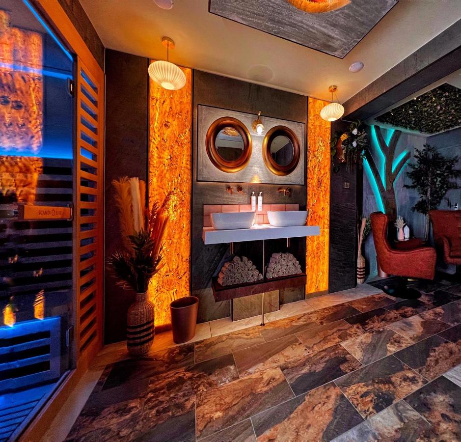 Hambrook House Canterbury - NEW luxury guest house with ESPA Spa complex - B&B