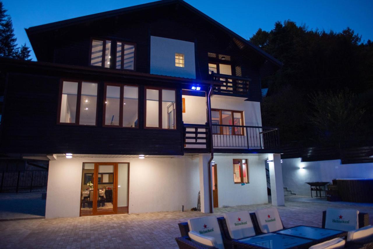 VILLA KYRA LUXURY - Bed and Breakfast Sinaia